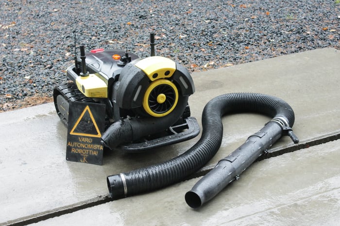 Yarbo Monitoimirobotti & Lehtipuhallin image